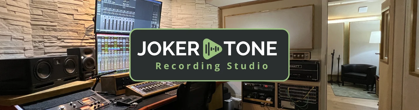 Joker Tone Studio Header Image mit Sicht in den Control Room und Studio Logo